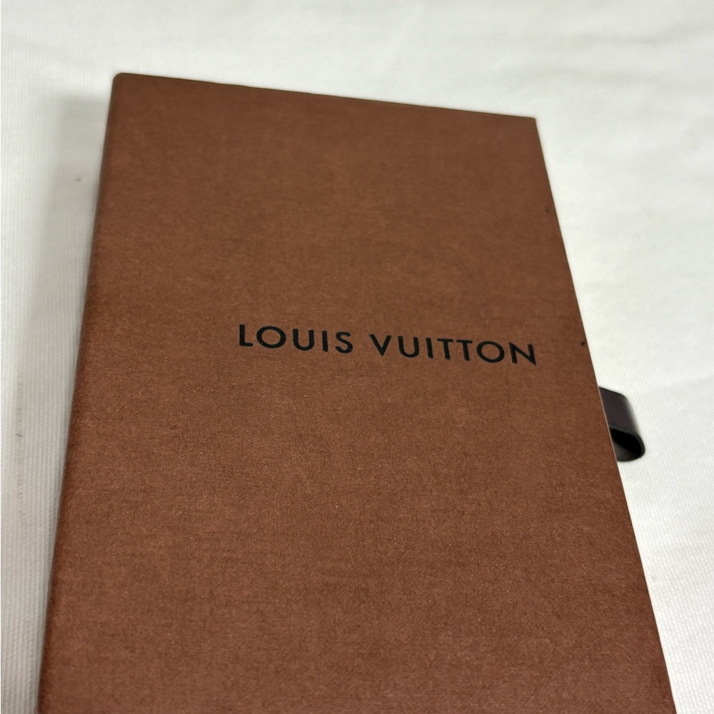 Authentic LOUIS VUITTON love phone/keychain with box duster and certificate - Picture 6 of 6